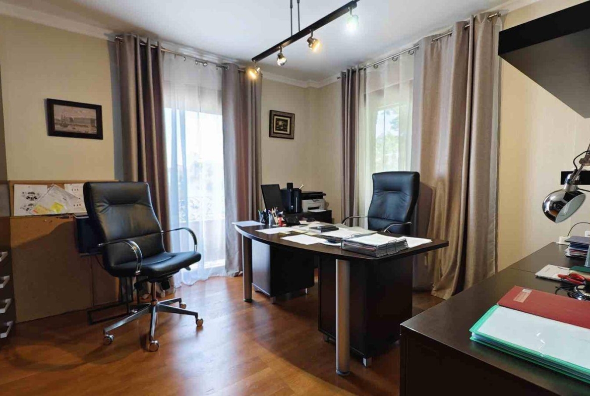 VILLA EN CIUDQUESADA. CON PISCINA PRIVADA. PARCELA 850M2. CASA 364 M2.