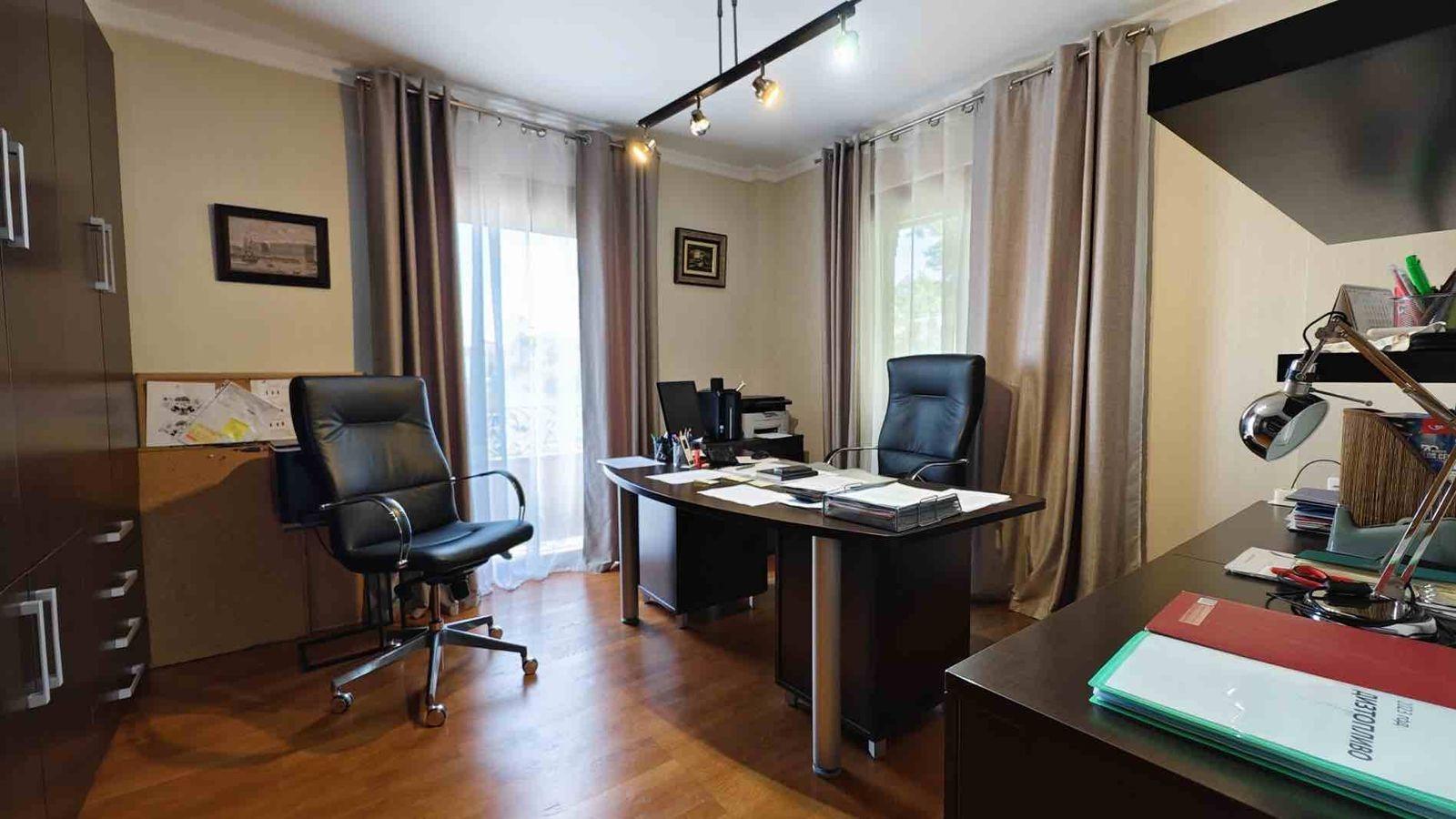 VILLA EN CIUDQUESADA. CON PISCINA PRIVADA. PARCELA 850M2. CASA 364 M2.