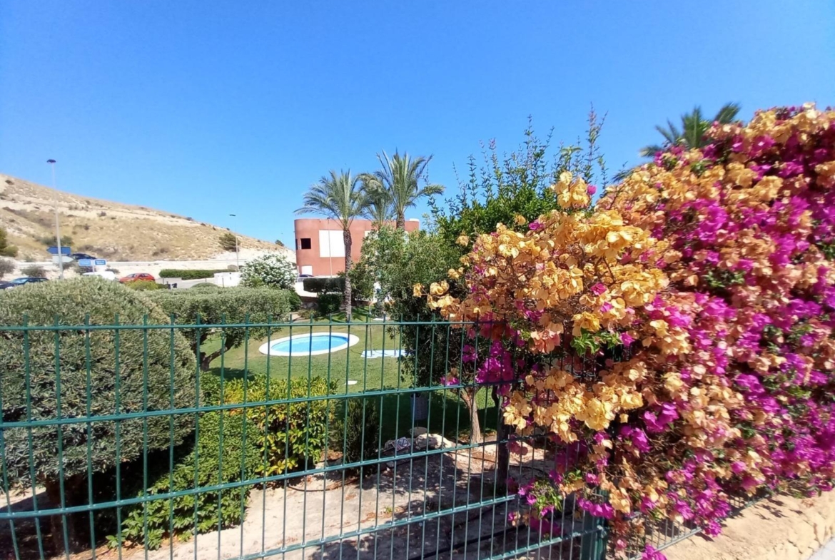 Encantadora Casa Adosada con Impresionantes Vistas al Mar en Balcón de Finestrat