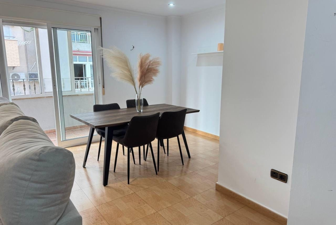 Spacious Semi-New Apartment in Torrevieja, Ideal for Living