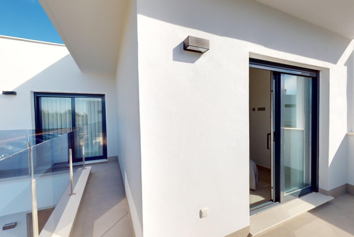 Detached modern villas placed in Roda Golf, Murcia