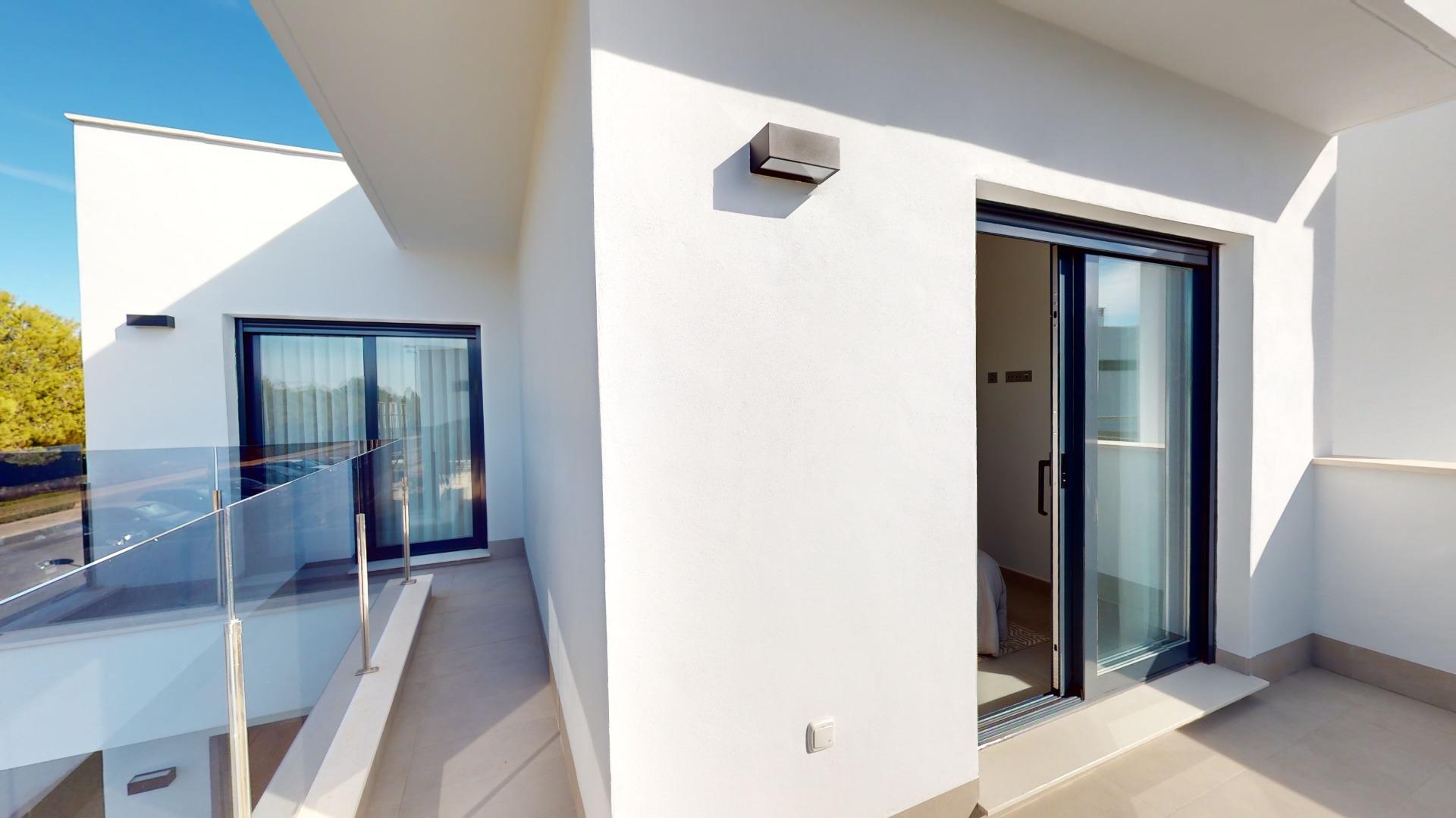 2-39-14 Detached modern villas placed in Roda Golf, Murcia