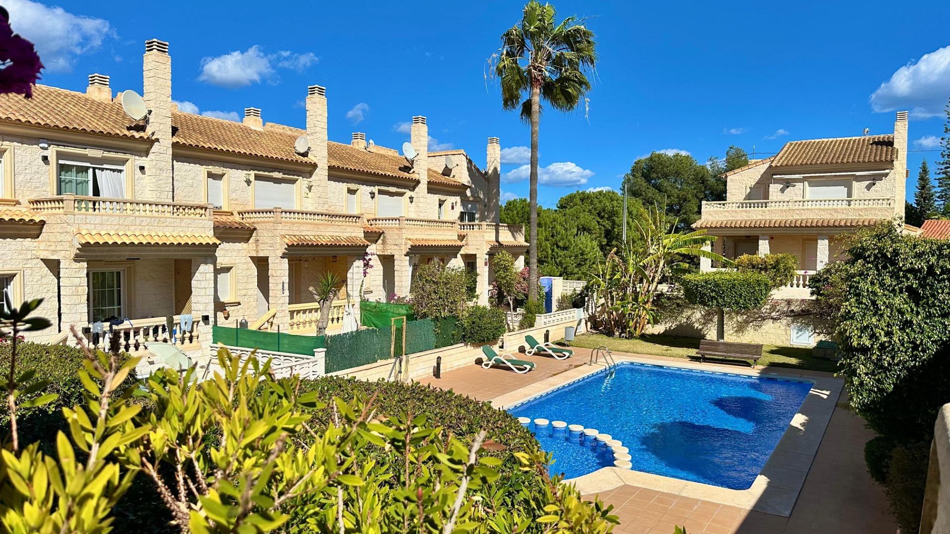 Prachtig herenhuis in Albir met tuin 15 minuten lopen van het strand!
