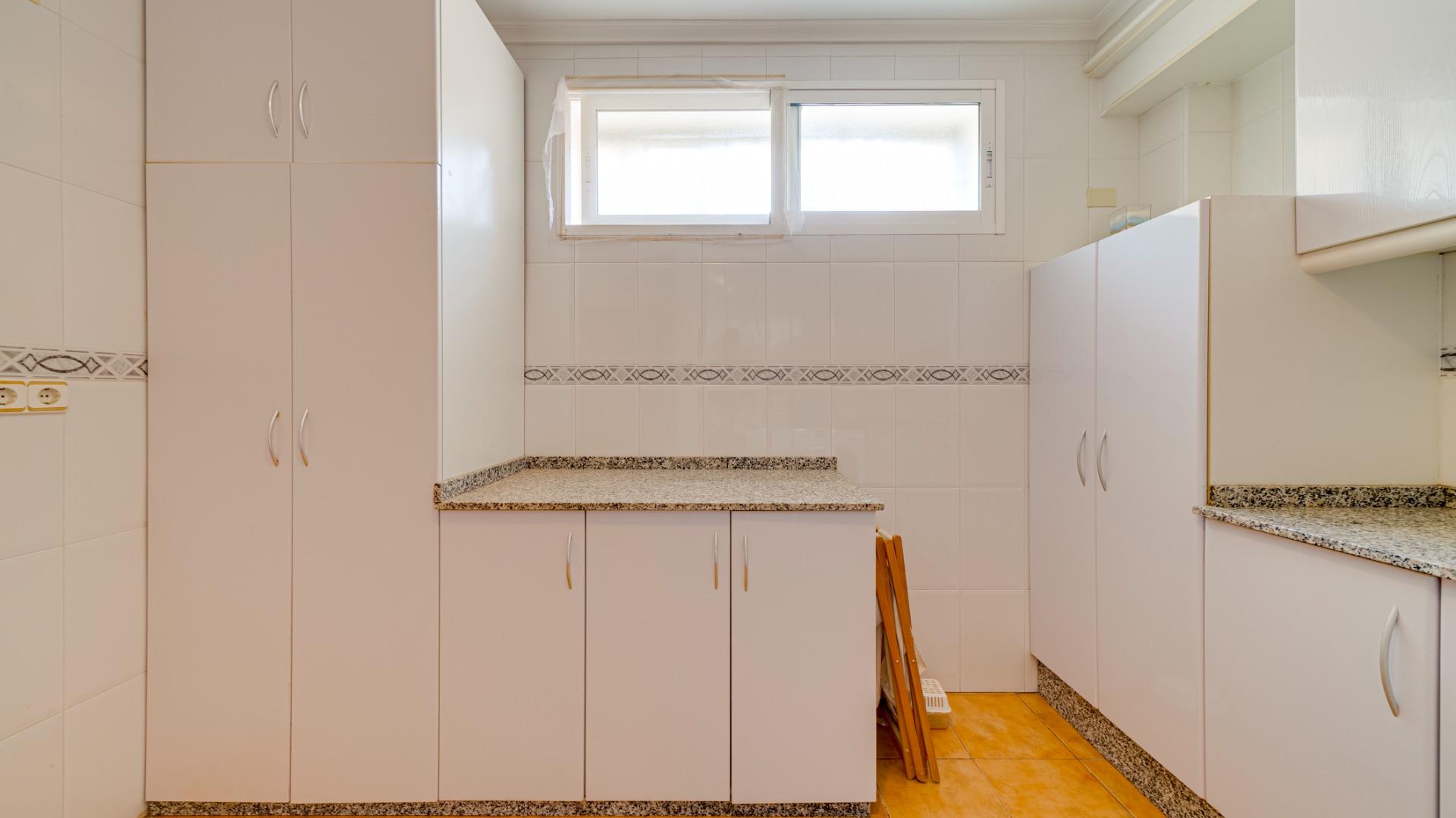 2-39-18 Large corner semi-detached house with sea views,