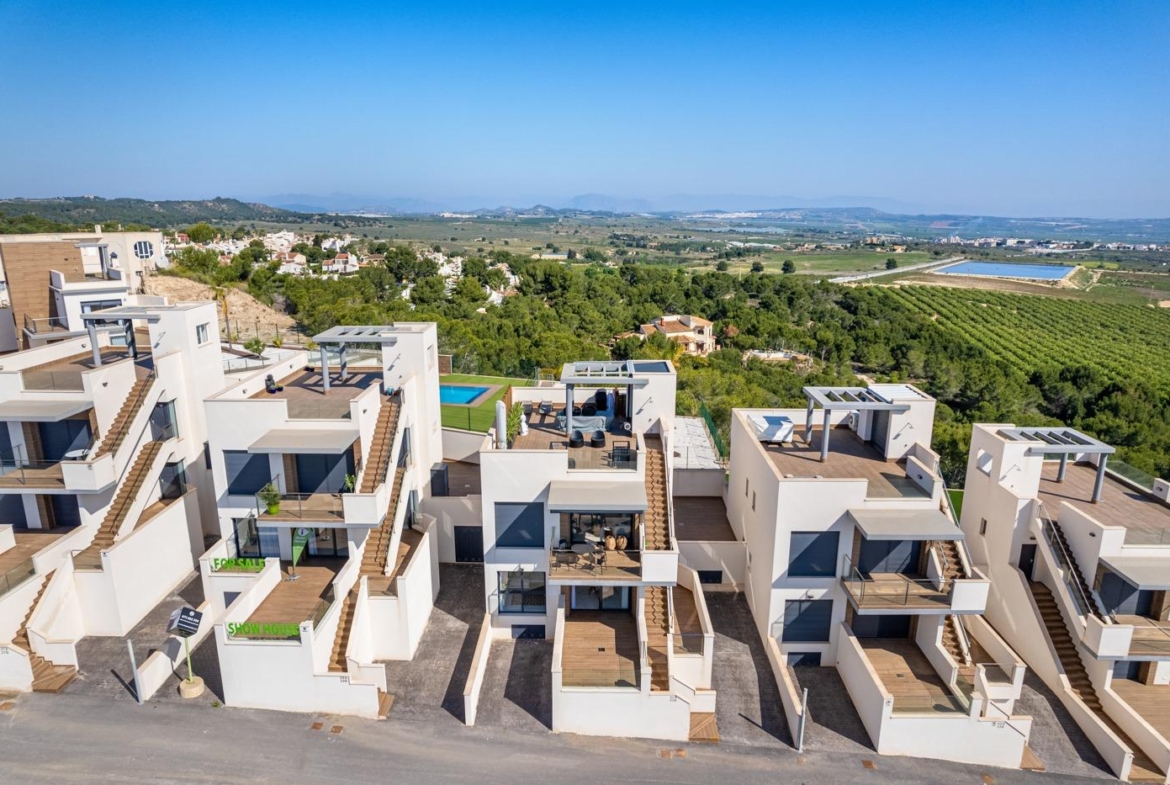 OBRA NUEVA! BUGALOW EN SAN MIGUEL DE SALINAS. 2 DORM. 2 BAÑOS. PISCINA+GARAJE.