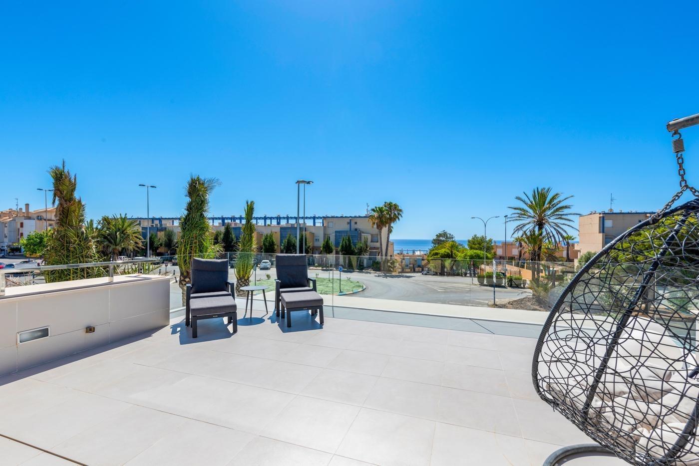 Lujosa villa de obra nueva a un paso de la playa de Campoamor !