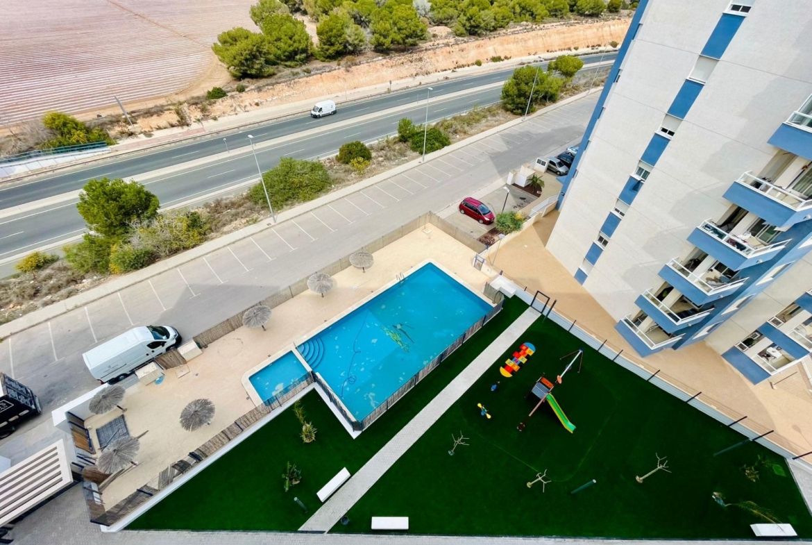 Klaar! Esplendido ático a estrenar en Sea Gardens con panorámica vista al mar !