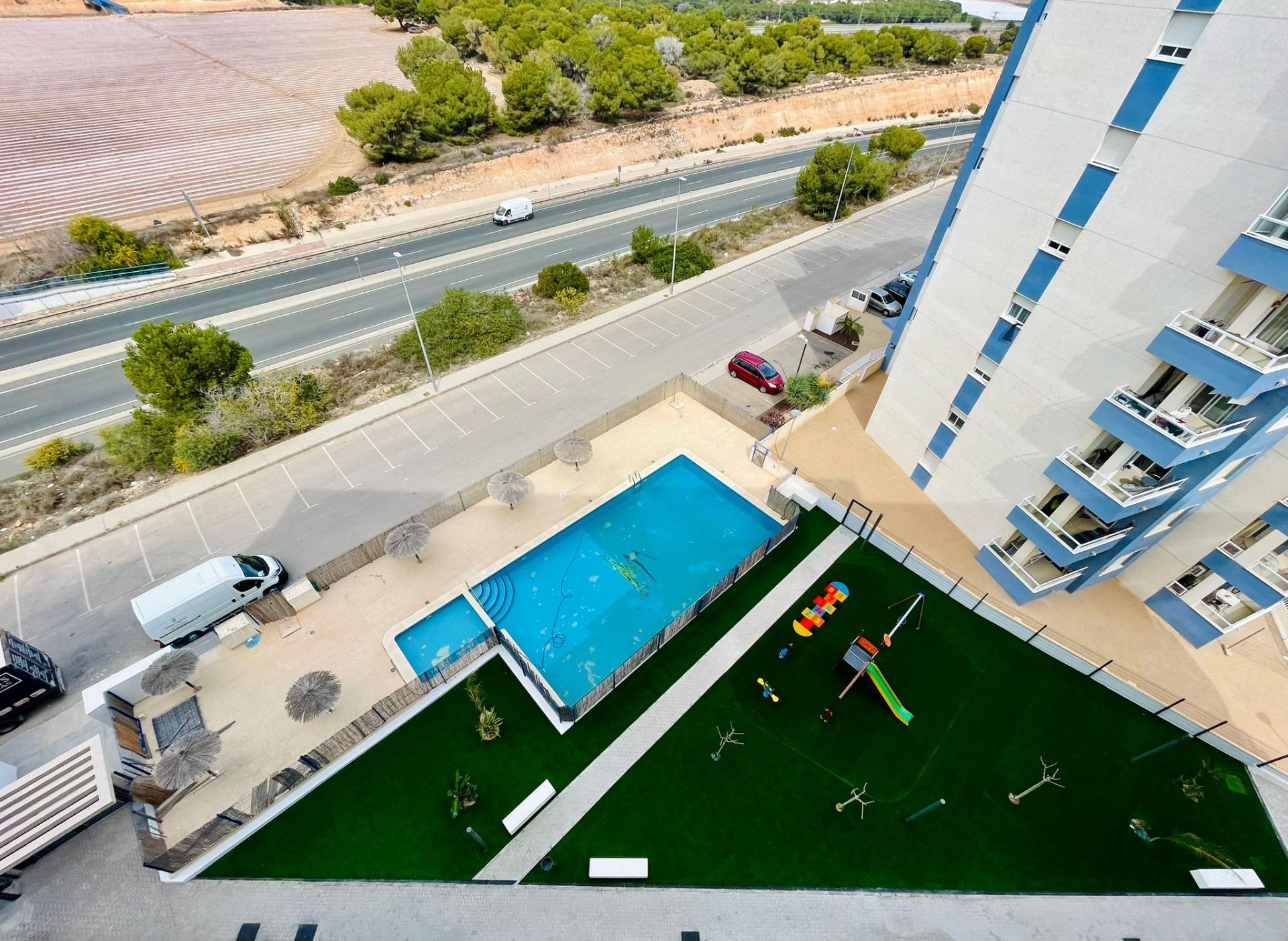 Klaar! Esplendido ático a estrenar en Sea Gardens con panorámica vista al mar !