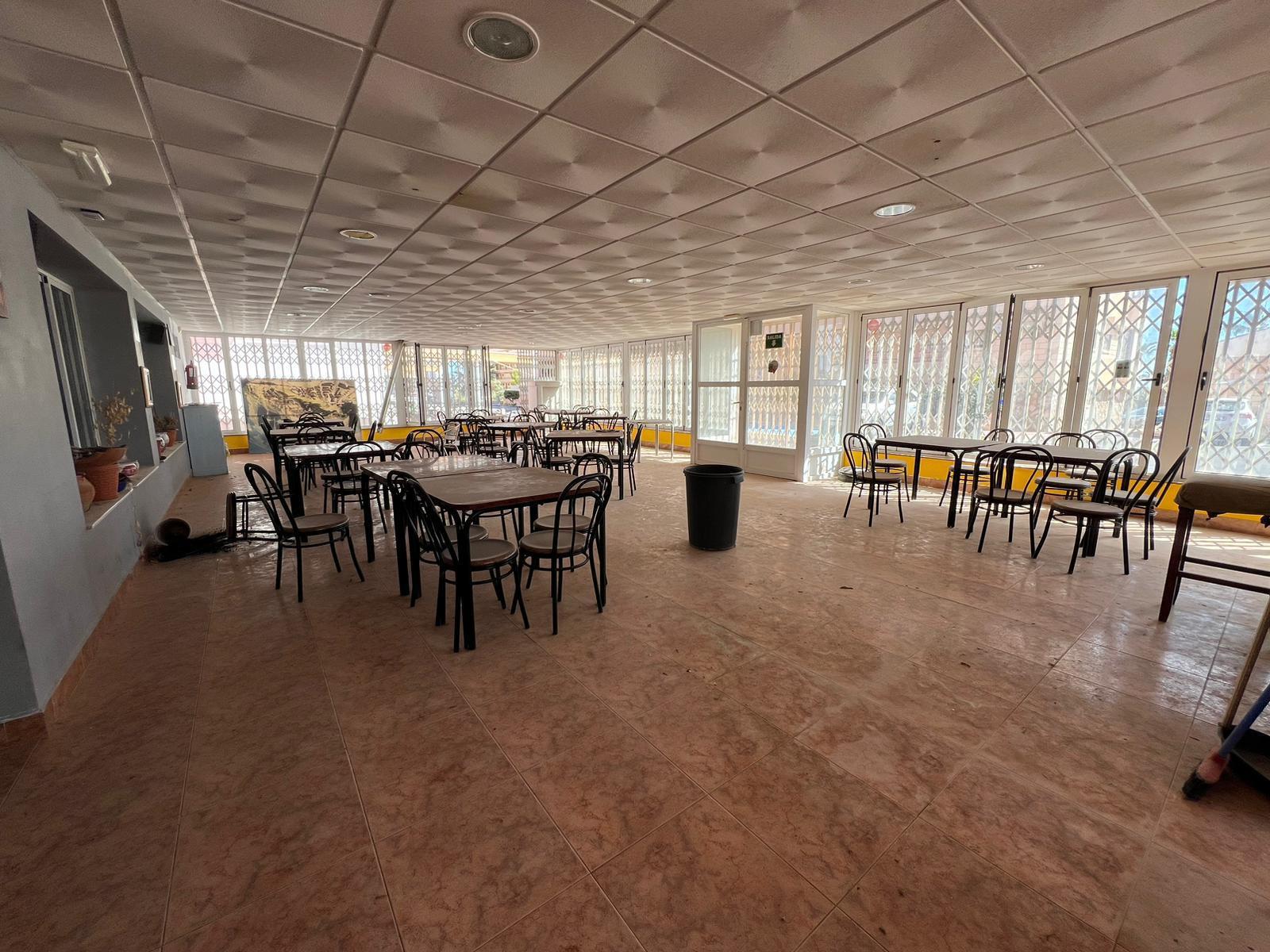 LOKALE COMERCIAL EN CABO ZERVERA. 300 M2. A 100 METROS DEL MAR.