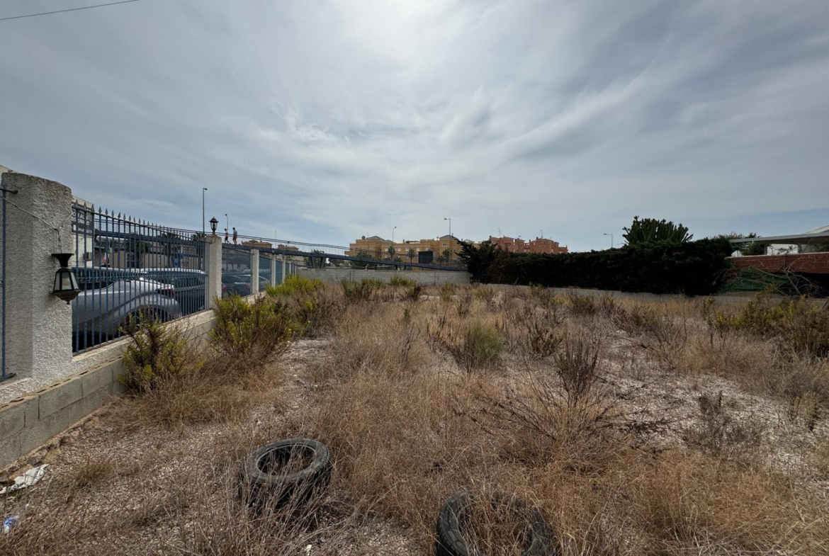 PARCELA 1000 M2 EN ORIHUELA COSTA. A 350 METROS DEL MAR.