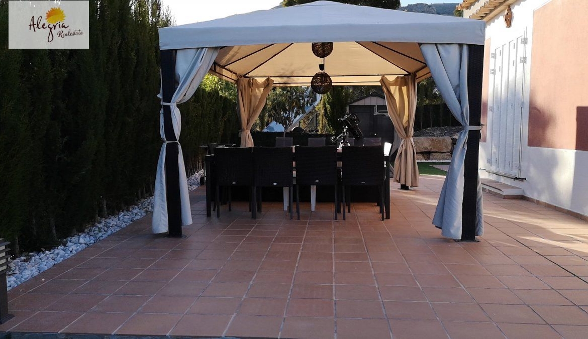 EXCELLENT VILLA IN SIERRA CORTINA FOR SALE