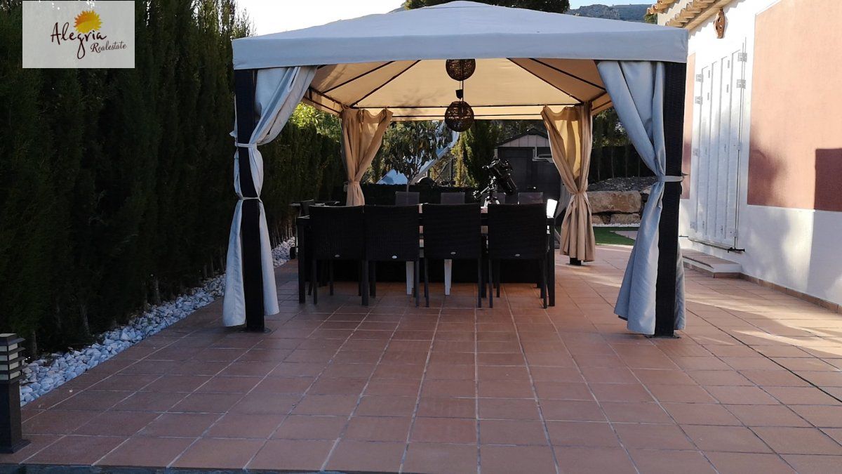 EXCELLENT VILLA IN SIERRA CORTINA FOR SALE