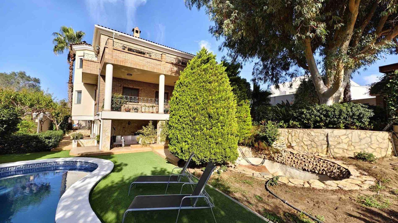 VILLA EN CIUDQUESADA. CON PISCINA PRIVADA. PARCELA 850M2. CASA 364 M2.