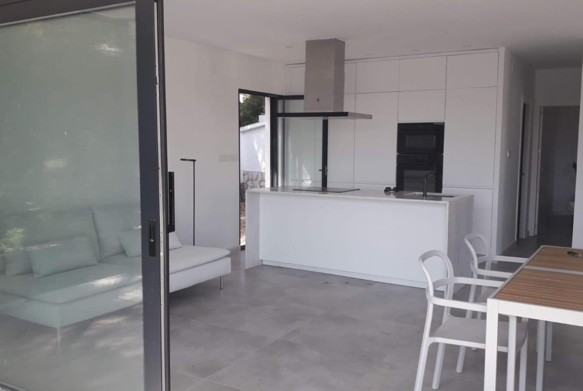 OCASIÓN CHALET INDEPENDIENTE CON VISTAS AL MAR LICENCIA TURÍSTICA EN LA COVETA