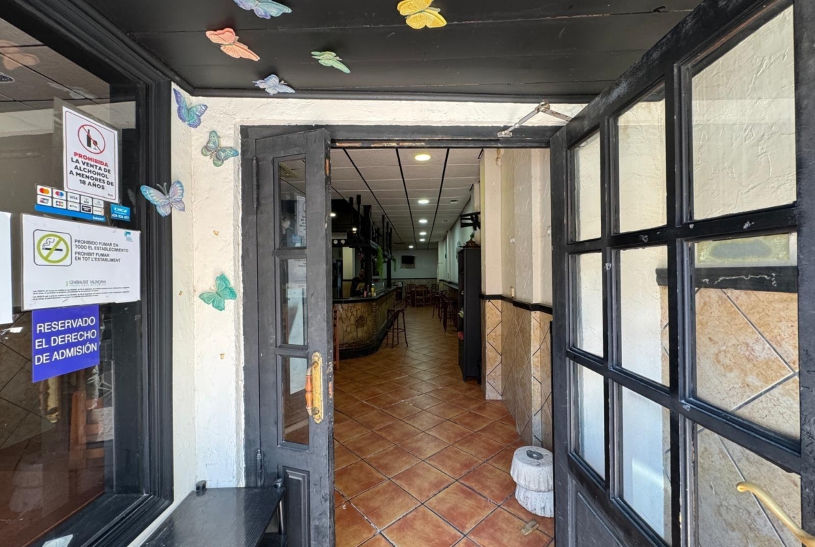 BAR EN VENTA. SE VENDE UN BAR A 500 METROS DE PLAYA DEL CURA CON 2 BAÑOS Y 150 M2 SUPERFICIE.
