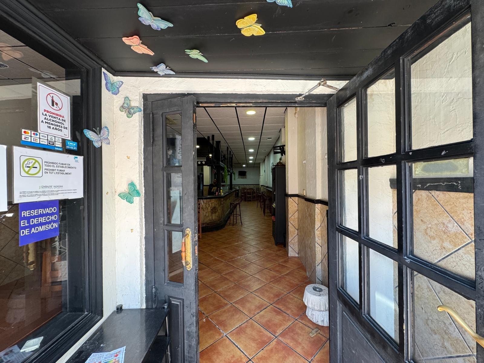 BAR EN VENTA. SE VENDE UN BAR A 500 METROS DE PLAYA DEL CURA CON 2 BAÑOS Y 150 M2 SUPERFICIE.