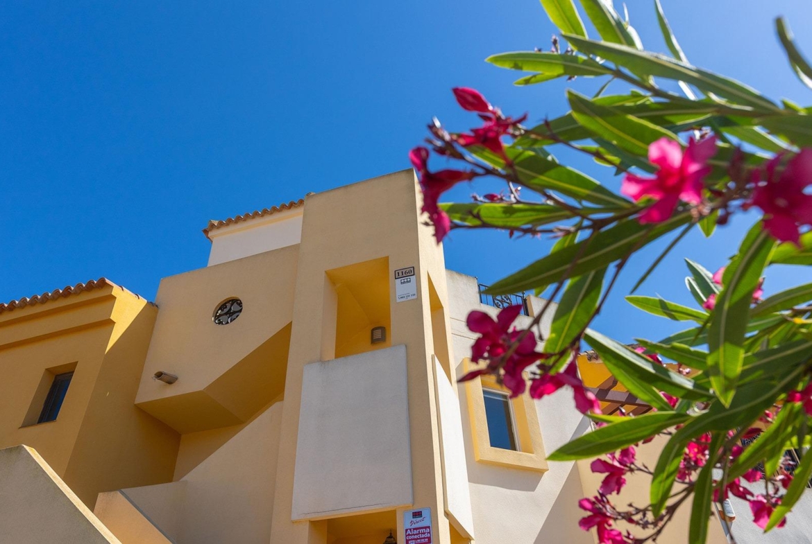 ATÍCO EN PUNTA PRIMA CON SOLARIUM PRIVADO DE 40 M2. 2 DORM. 2 BAÑOS. PISCINA COMUNITARIA.
