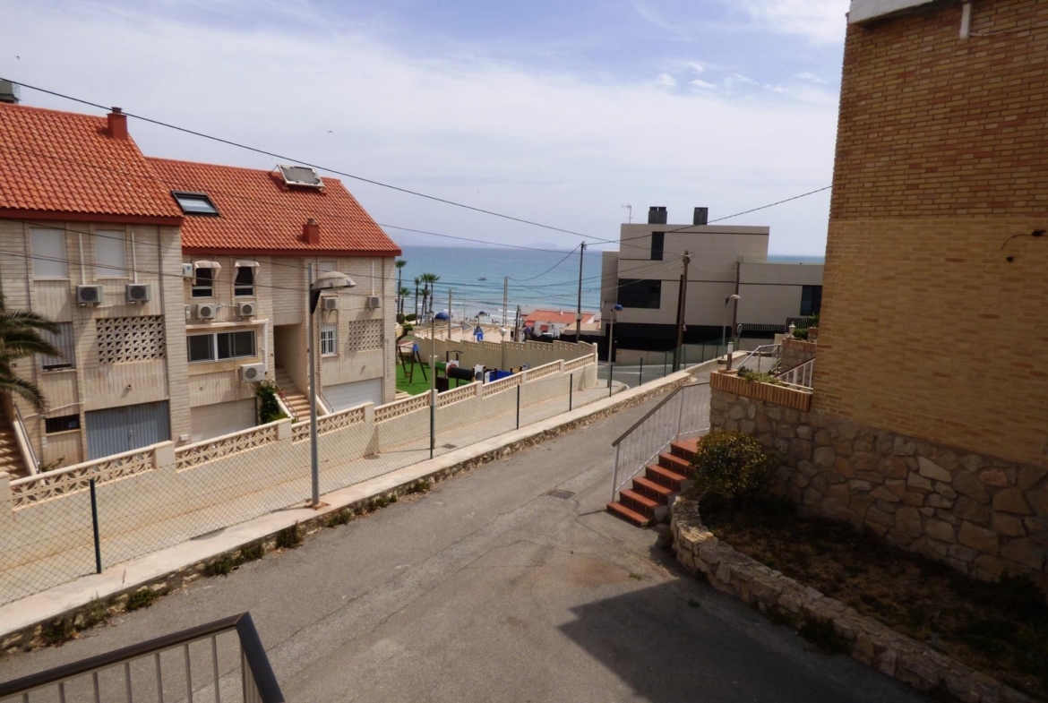 Chalet Adosado con Estilo Único a Pocos Pasos de la Playa de San Juan