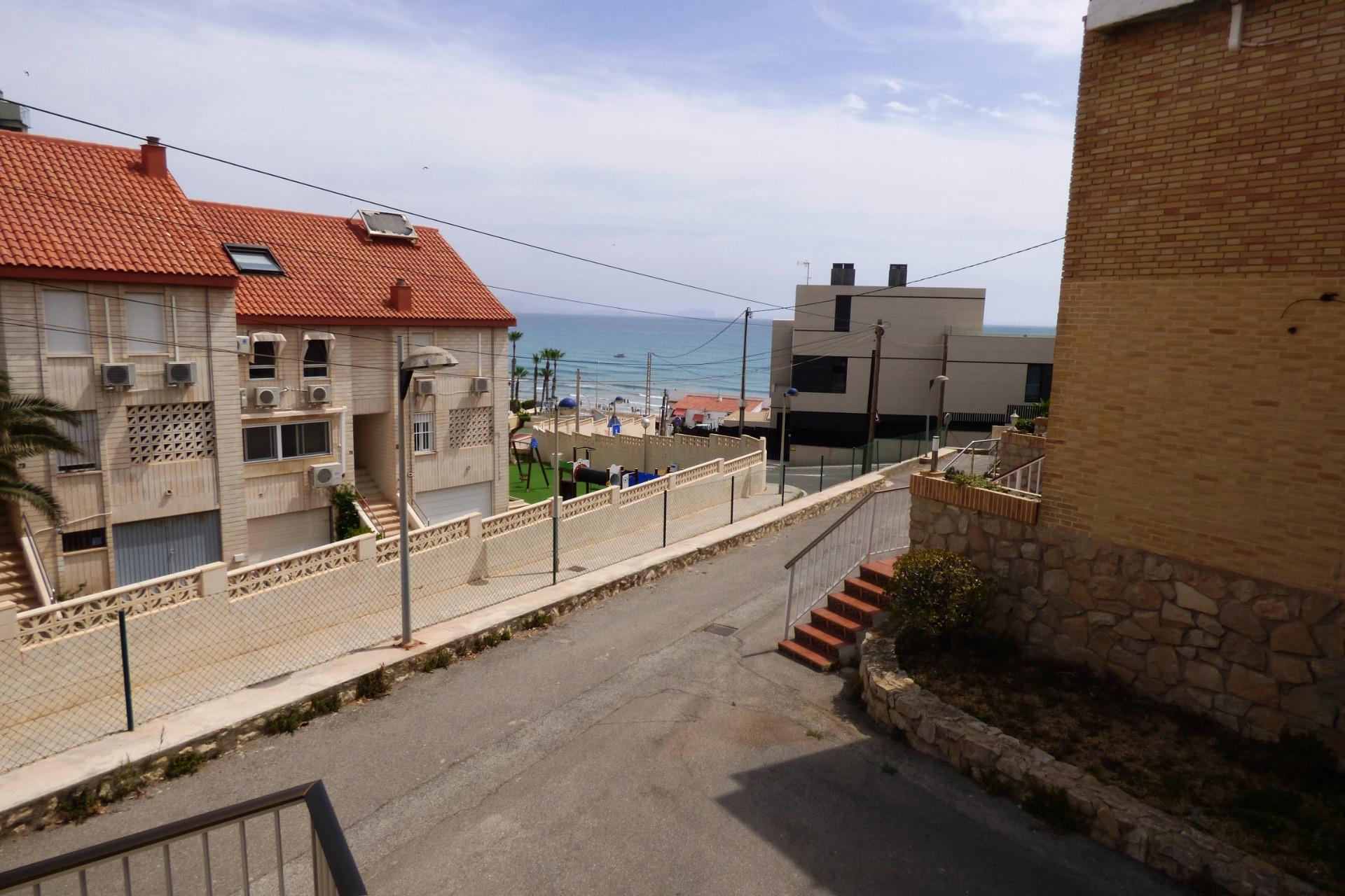 Chalet Adosado con Estilo Único a Pocos Pasos de la Playa de San Juan