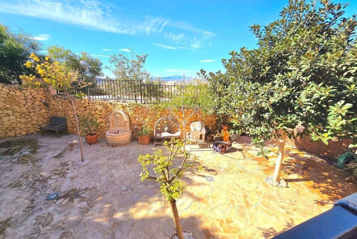 EXCLUSIVO CHALET ADOSADO EN CABO HUERTAS A TAN SOLO 5 MINUTOS DE LA ARENA