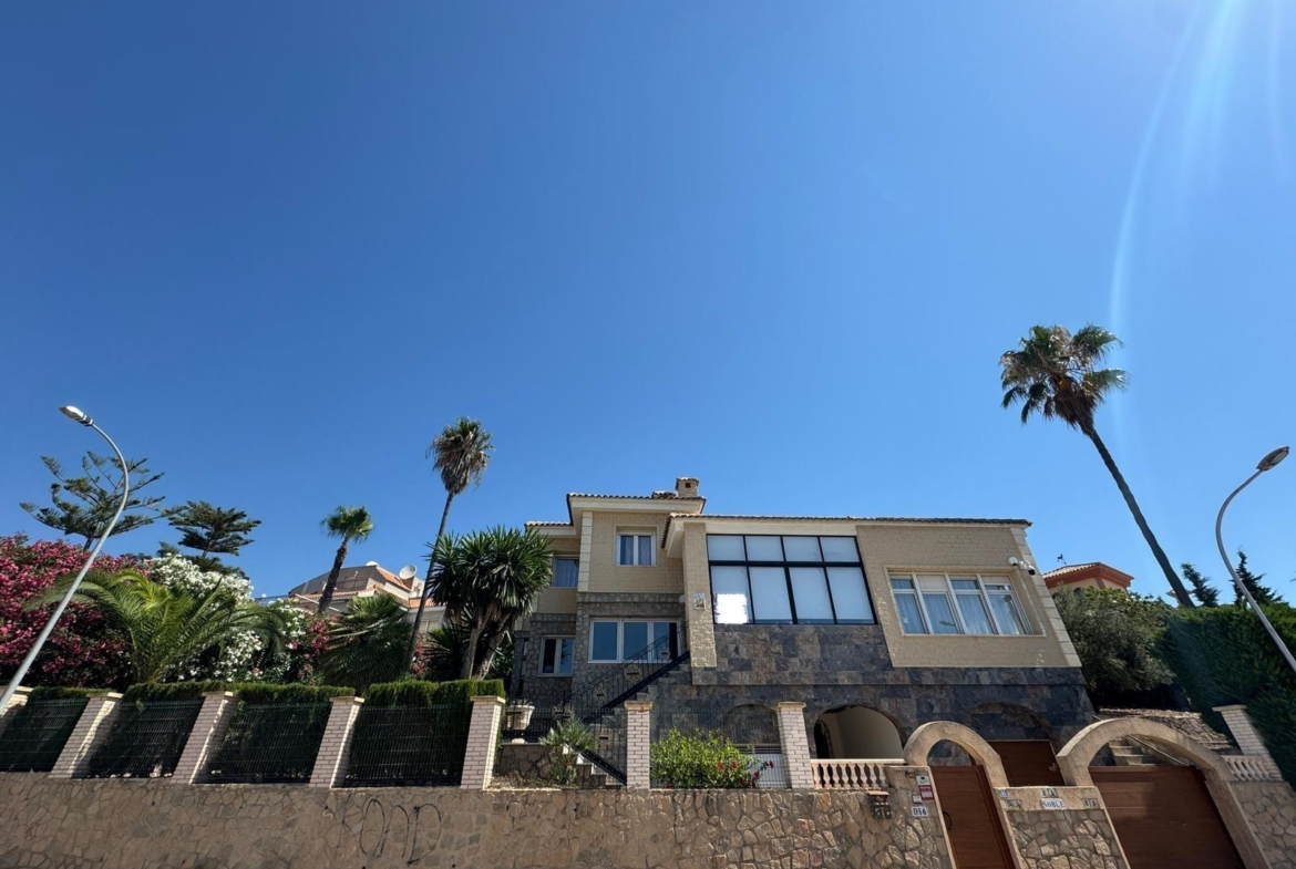 VILLA DE LIJO EN CAMPOAMOR CON 639 M2 DE CASA. PARCELA 800 M2. PISCINA PROPIA. 5 DORM. 4 BAÑOS. PLAYA A 650 METROS.
