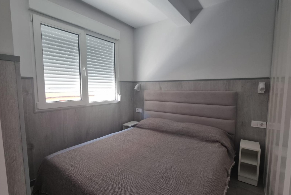 REFORMADO APARTAMENTO A 50 METROS DE PLAYA DE 3 DORMITORIOS 3 BAÑOS DIVIDIDO A 3 ESTUDIOS COMPLETOS PARA ALQUILAR. 105 M2 TOTAL.