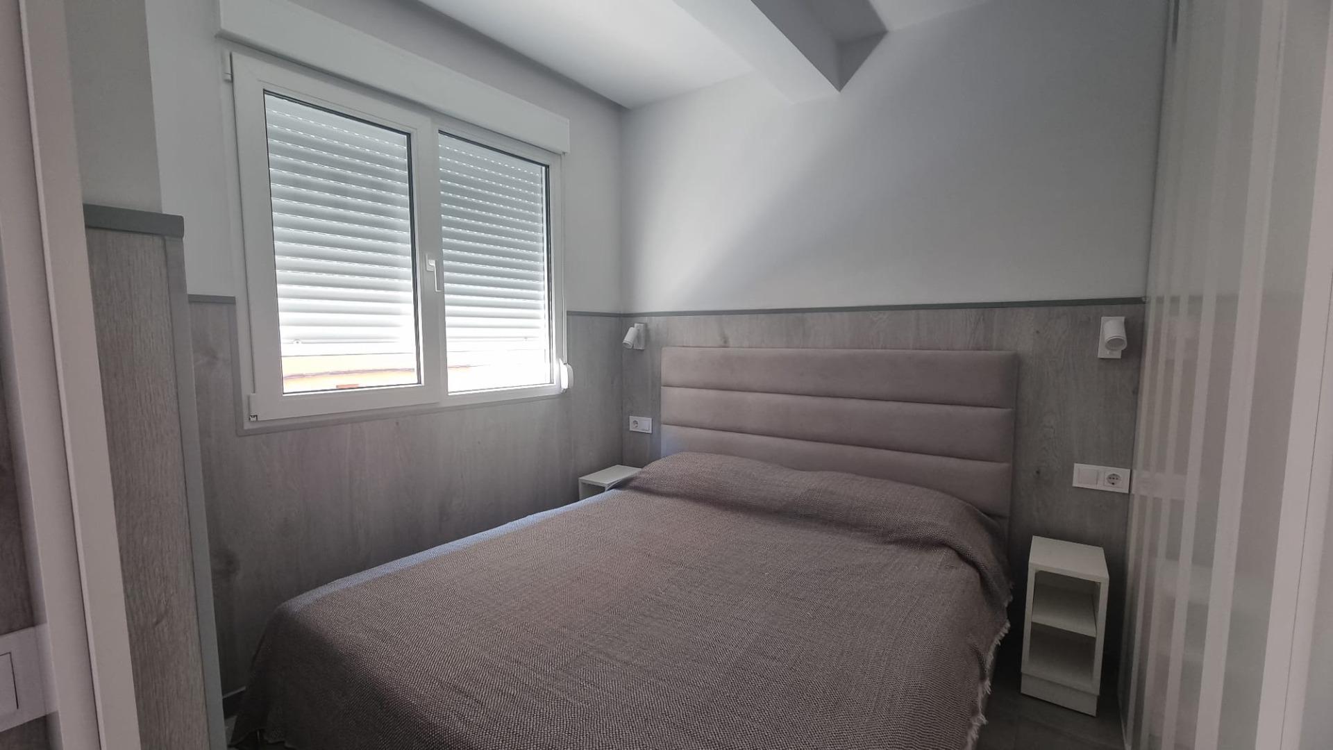 REFORMADO APARTAMENTO A 50 METROS DE PLAYA DE 3 DORMITORIOS 3 BAÑOS DIVIDIDO A 3 ESTUDIOS COMPLETOS PARA ALQUILAR. 105 M2 TOTAL.