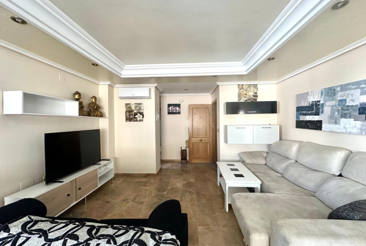GRANDE APARTAMENTO DE 4 DORM. 2 BAÑOS. A 400 METROS DEL PUERT0 DE TORREVIEJA CON 130 M2. Y GRAN TERRAZA.
