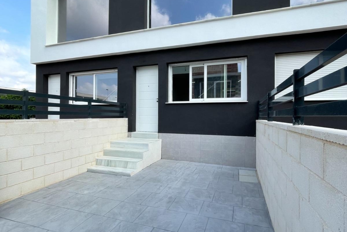 NEW WORK IN GRAN ALACANT. TOWNHOUSES WITH GARDEN AND PRIVATE SOLARIUM OF 27 M2. 2 BEDROOMS. 2 BATHROOMS. COMMUNITY POOL. VISION MODEL