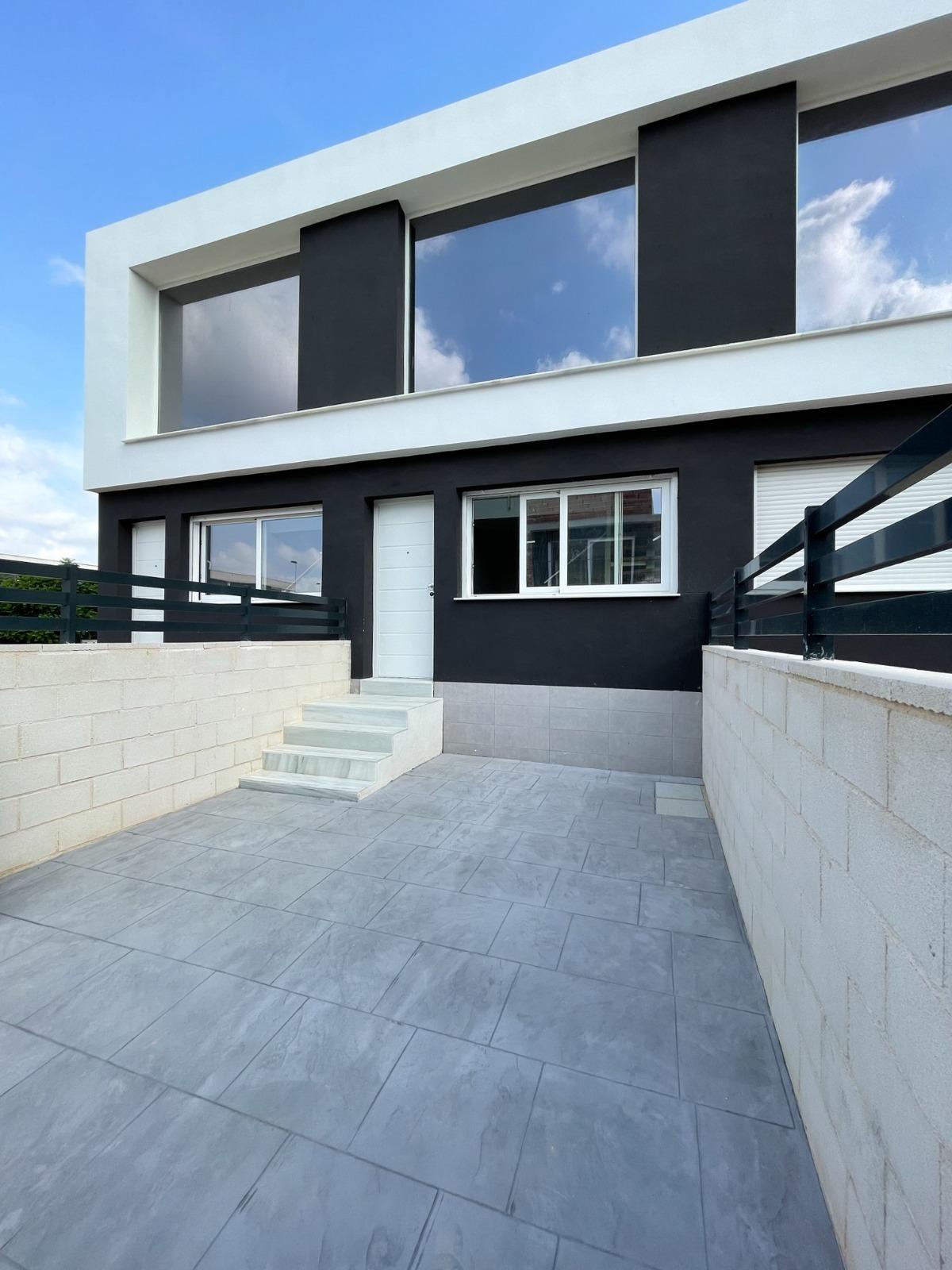NEW WORK IN GRAN ALACANT. TOWNHOUSES WITH GARDEN AND PRIVATE SOLARIUM OF 27 M2. 2 BEDROOMS. 2 BATHROOMS. COMMUNITY POOL. VISION MODEL