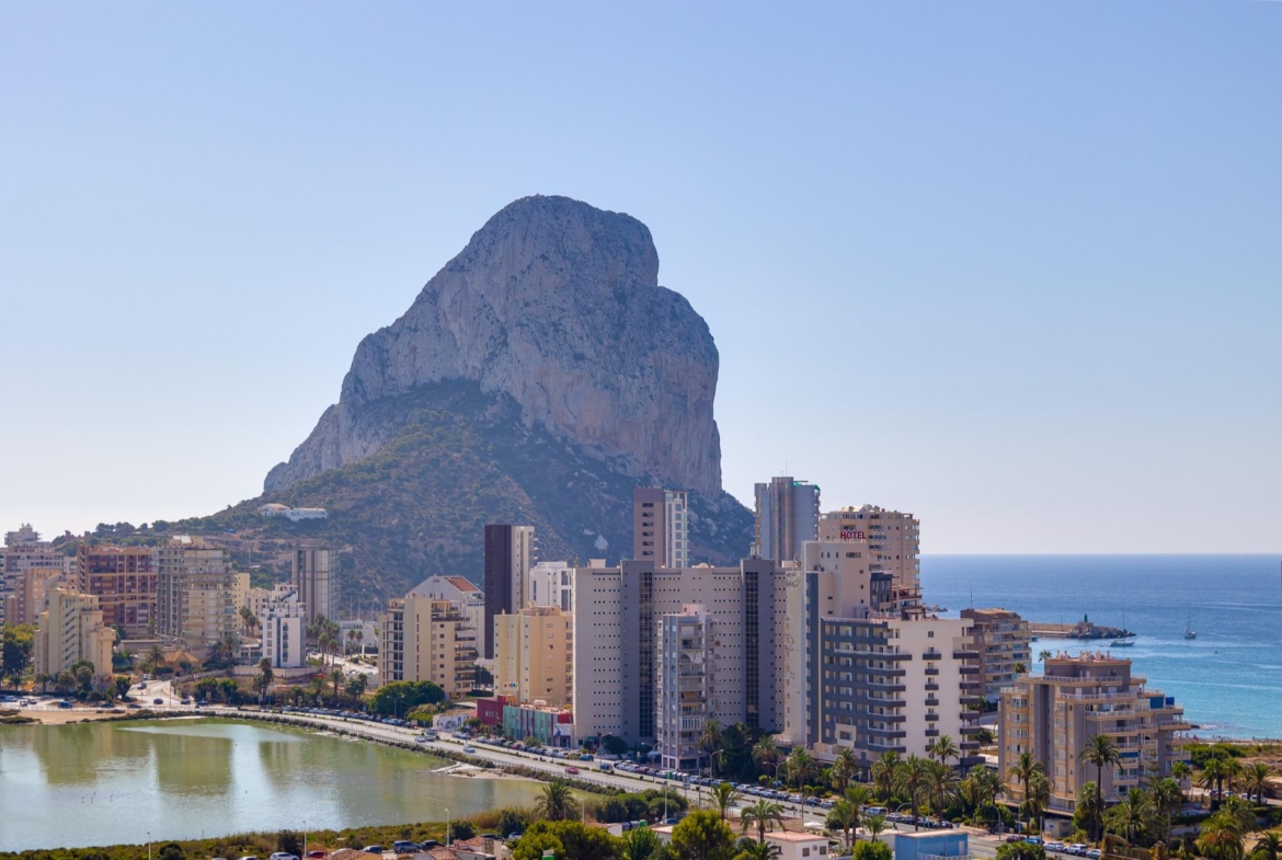 SPECTACULAR NEW LARGE APARTMENT WITH SEA AND MOUNTAIN VIEWS IN CALPE