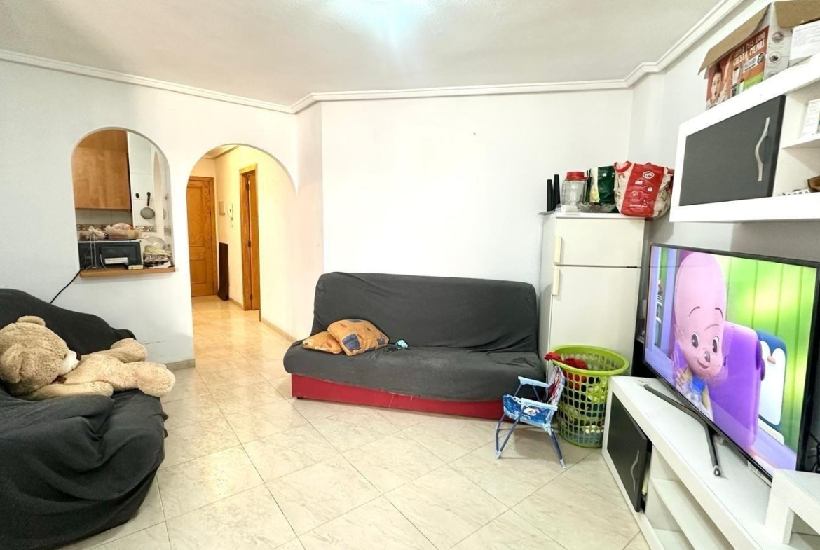 APATRAMENTO EN EL CENTRO DE TORREVIEJA CON PISCINA Y GARAJE INCLUIDO. 2 DORM. 1 BAÑO. SPEEL EEN 700 METRO.