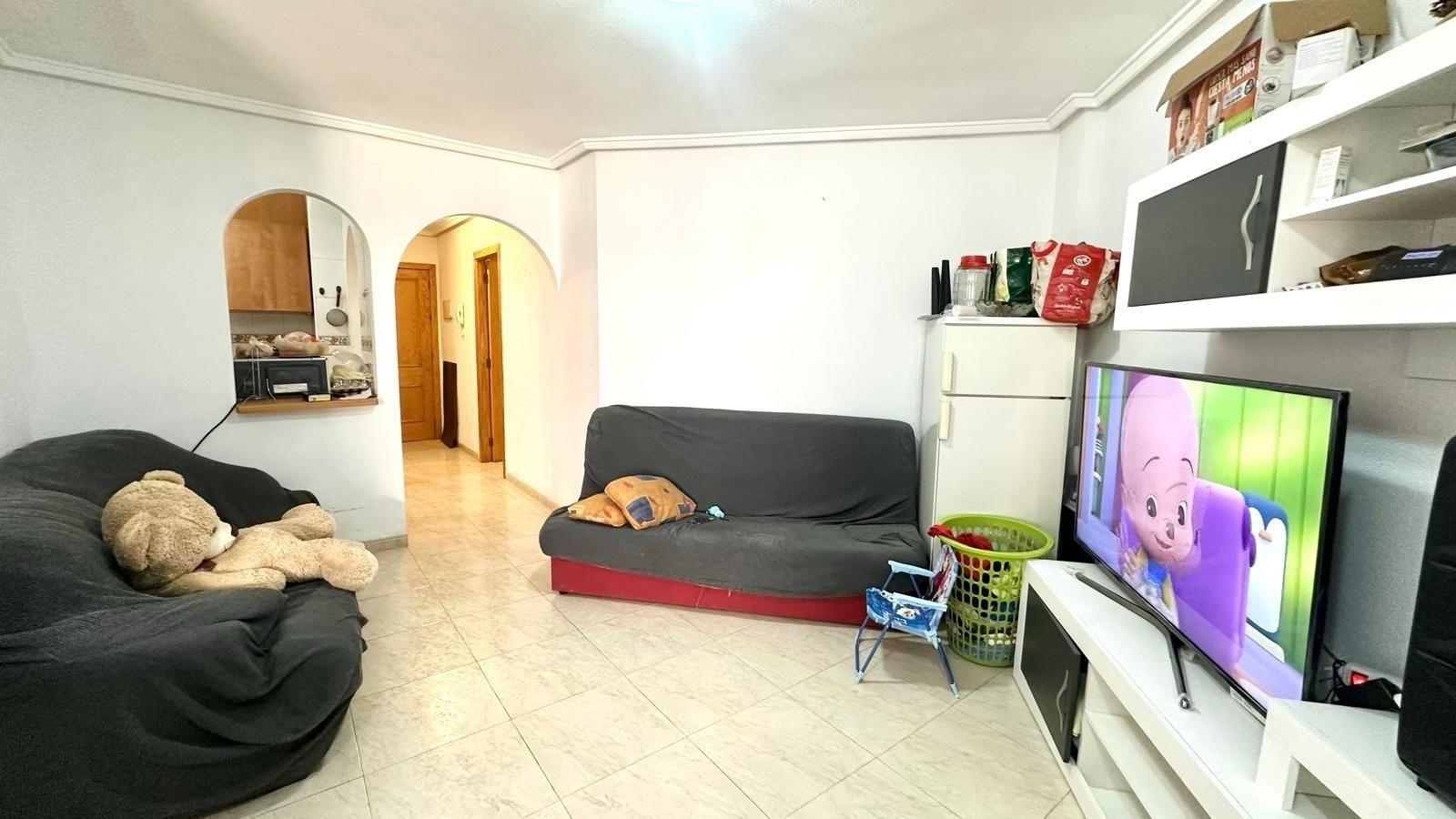 APATRAMENTO EN EL CENTRO DE TORREVIEJA CON PISCINA Y GARAJE INCLUIDO. 2 DORM. 1 BAÑO. SPEEL EEN 700 METRO.