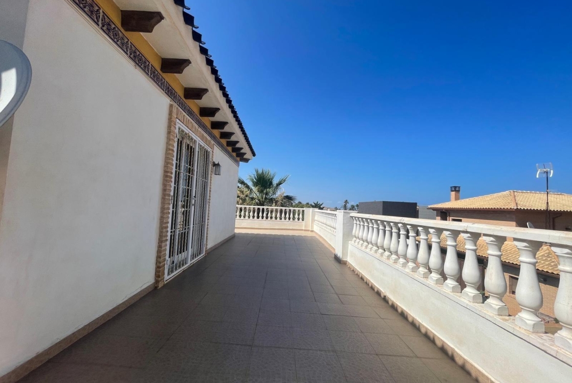VILLA PARADA CON VISTAS AL MAR Y A 200 METROS DE PLAYA! ZONA TORRE LA MATA. 5 DRM. 3 BAÑOS. PISCINA PRIVADA.