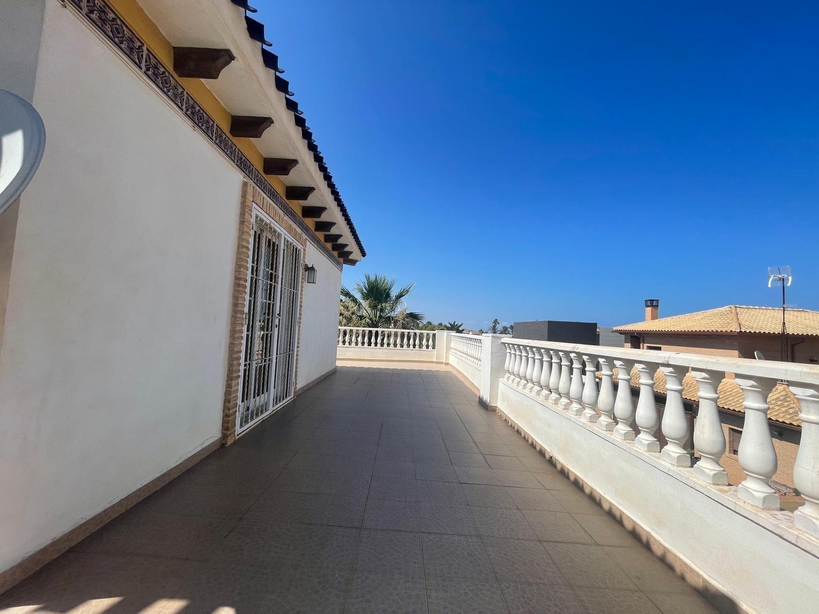 VILLA PARADA CON VISTAS AL MAR Y A 200 METROS DE PLAYA! ZONA TORRE LA MATA. 5 DRM. 3 BAÑOS. PISCINA PRIVADA.