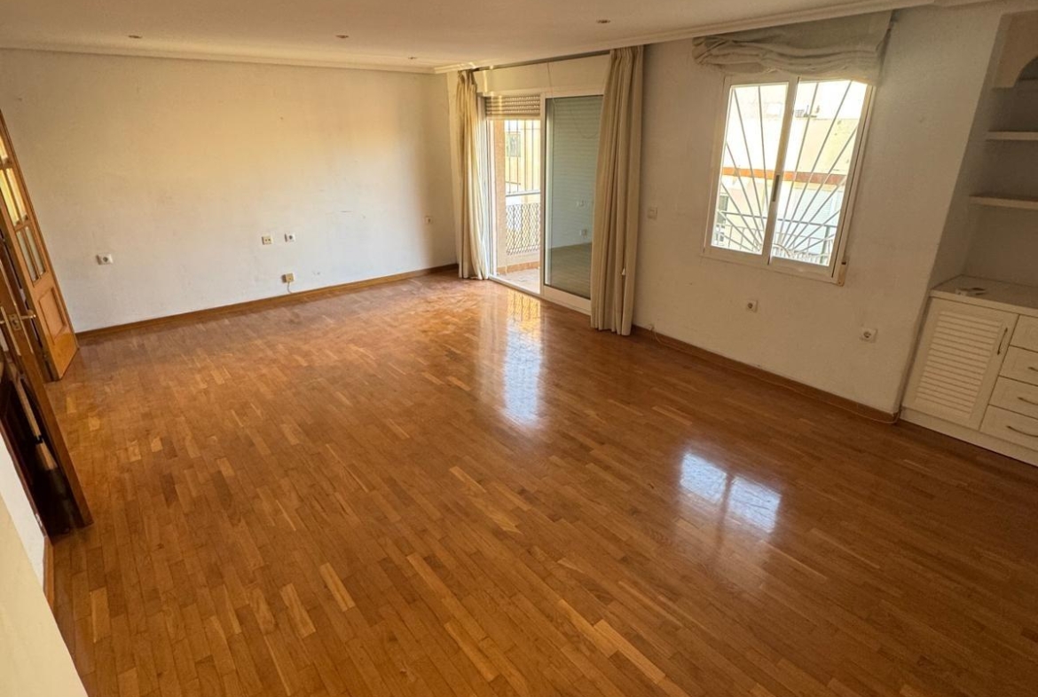 APARTAMENTO A 200 METROS DEL PUERTO DE TORREVIEJA CON SUPERFICIE DE 121 M2. 3 DORM. 2 BAÑOS.