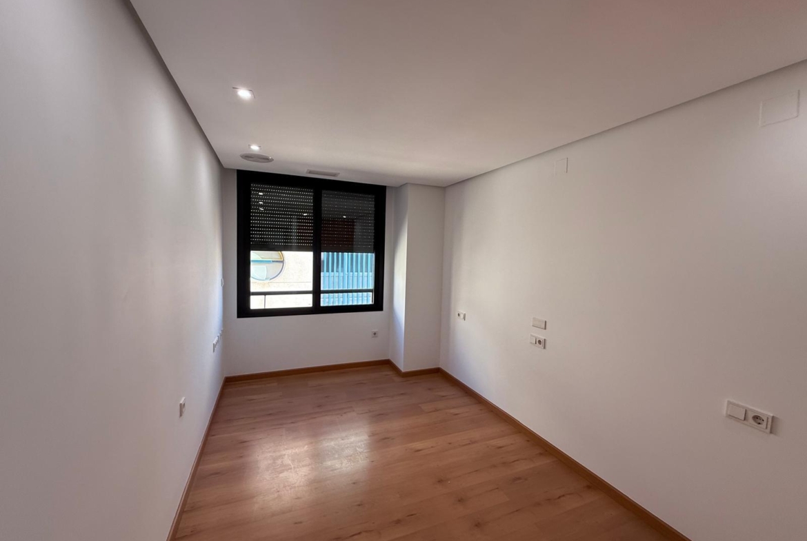 AMPLISIMO APARTAMENTO EN PRIMERA LINEA – PUERTO DE TORREVIEJA : 3 HAB, 2 BAÑOS, GARAJE Y TRASTERO
