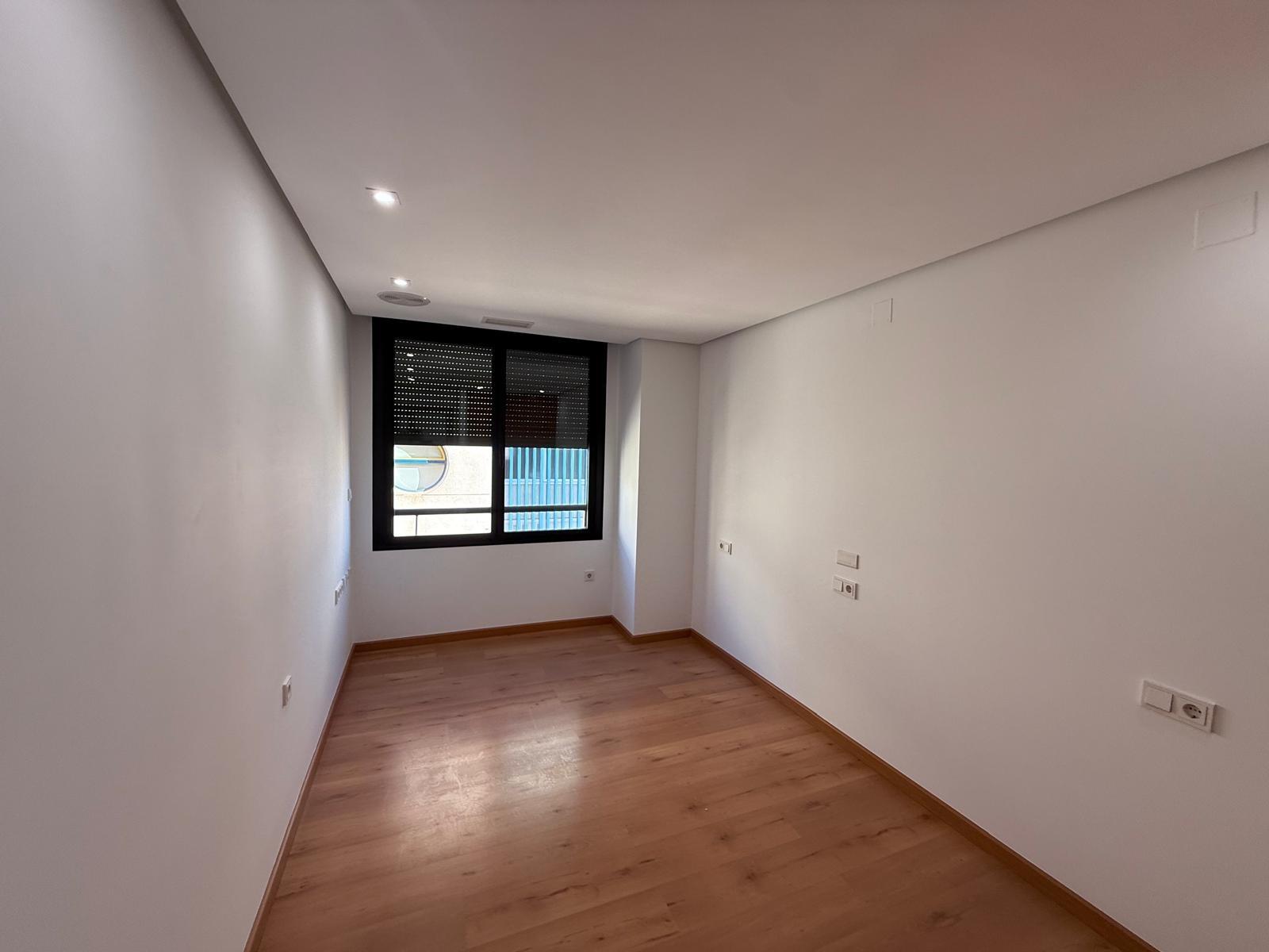 AMPLISIMO APARTAMENTO EN PRIMERA LINEA – PUERTO DE TORREVIEJA : 3 HAB, 2 BAÑOS, GARAJE Y TRASTERO