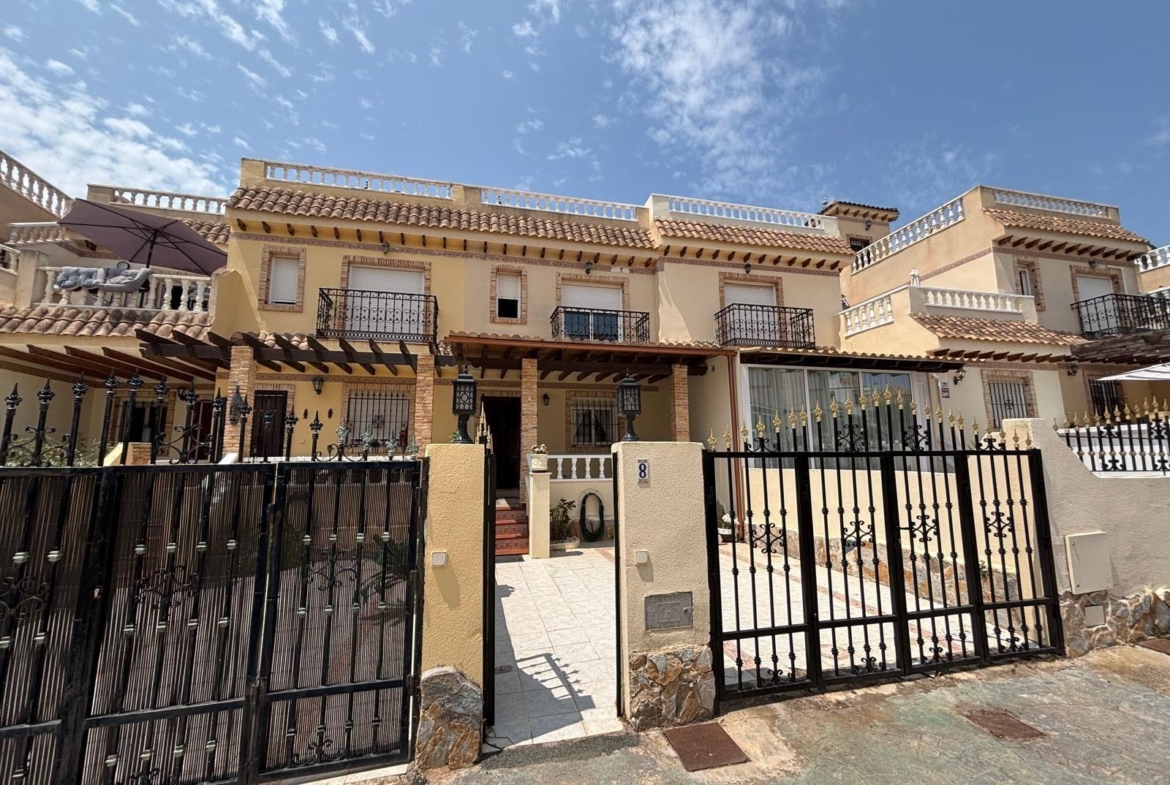 ADOSADO EN PLAYA FLAMENCA CON JARDIN Y PISCINA COMUNITARIA. 2 DORM. 2 BAÑOS. PARKING. 2 TERRAZAS GRANDES.