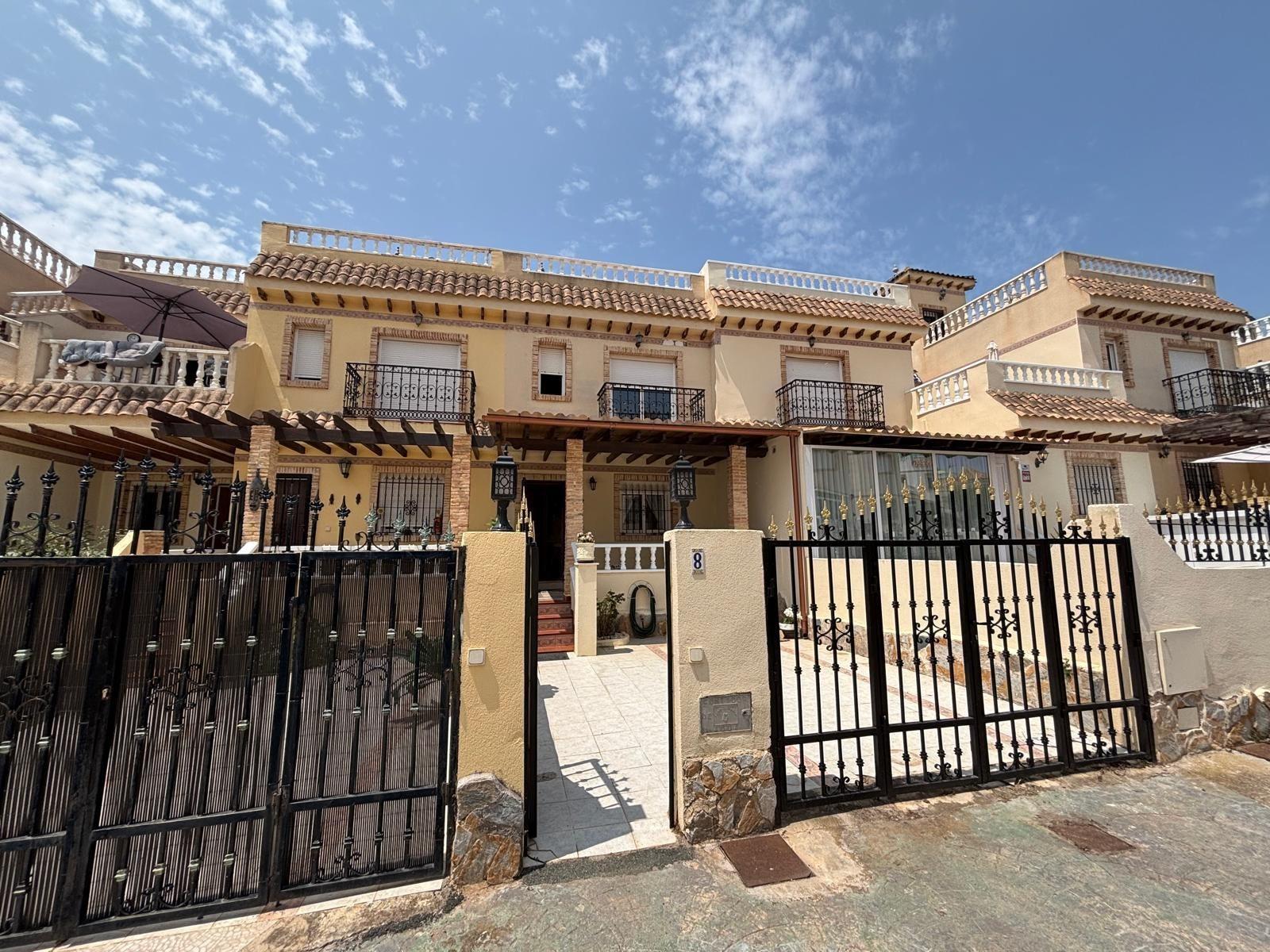 ADOSADO EN PLAYA FLAMENCA CON JARDIN Y PISCINA COMUNITARIA. 2 DORM. 2 BAÑOS. PARKING. 2 TERRAZAS GRANDES.