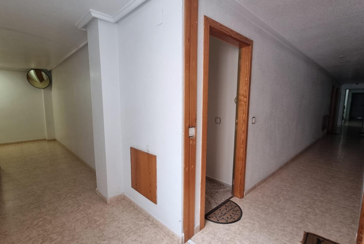 Apartamento semireformado a escasos metros de la playa !