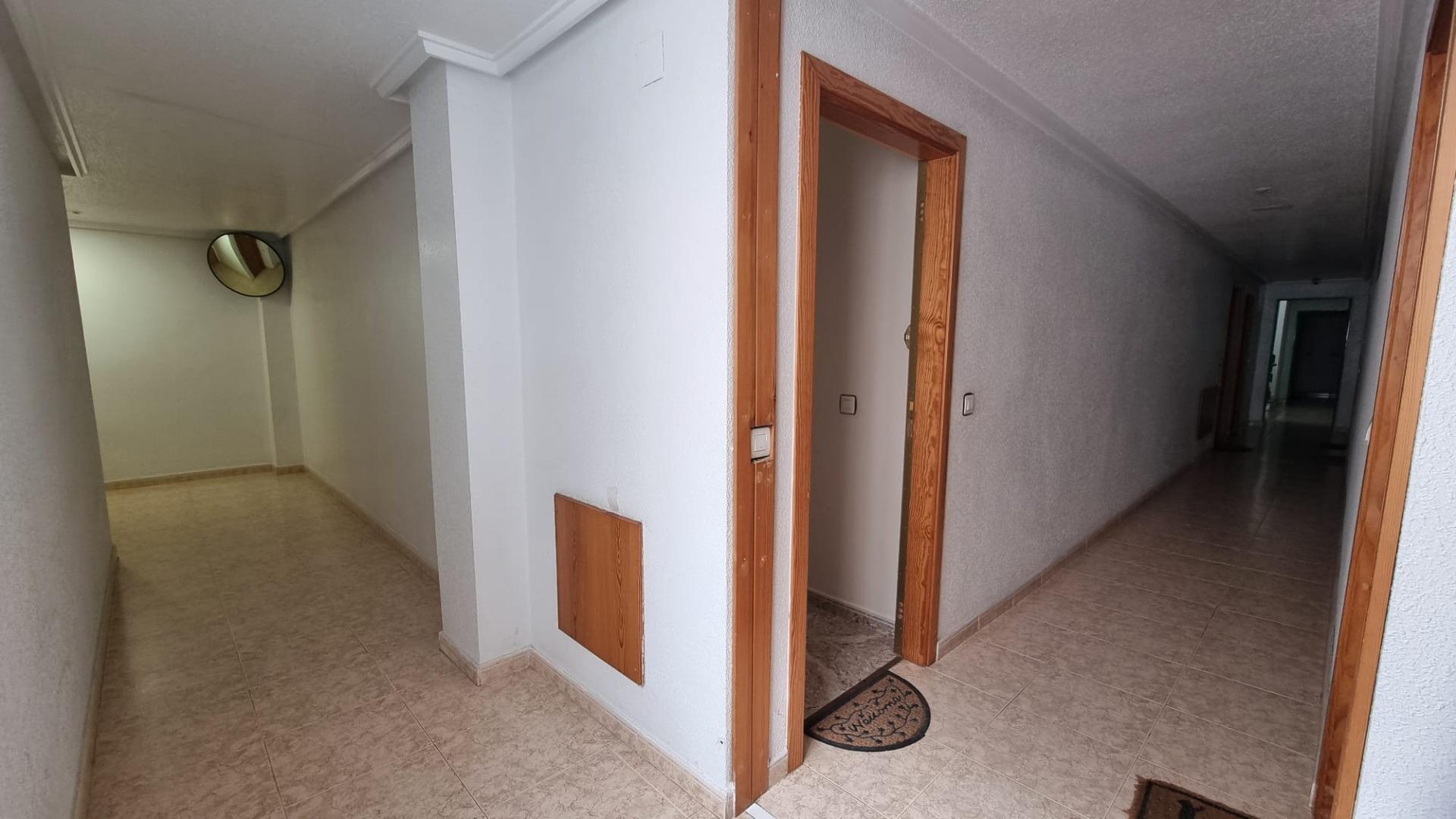 2-4-354 Apartamento semireformado a escasos metros de la playa !