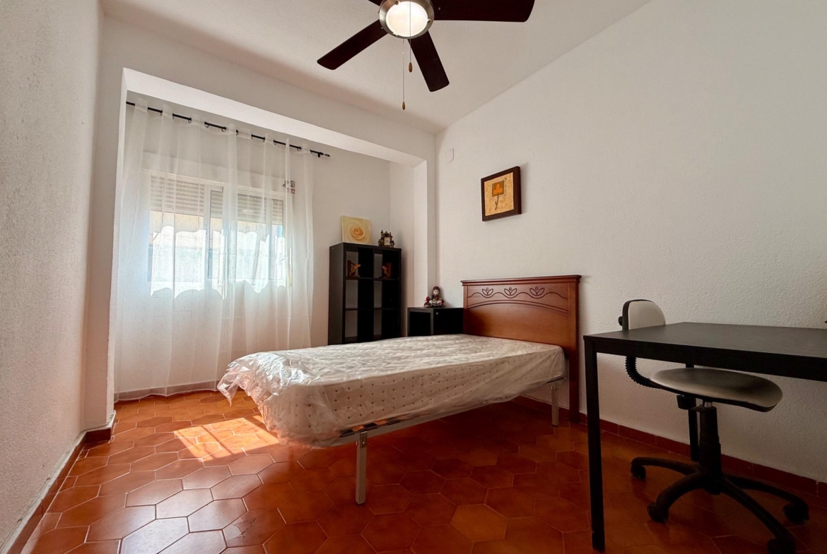 For Sale: Bright apartment in Alicante, Los Ángeles area