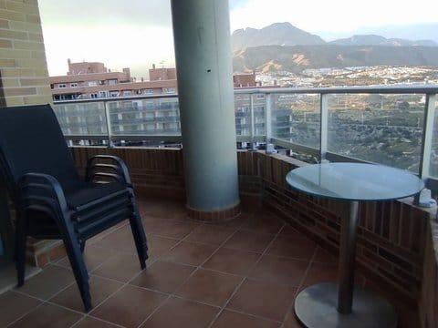 Bonito apartamento con vistas al mar y a la montaña, amueblado y equipado.