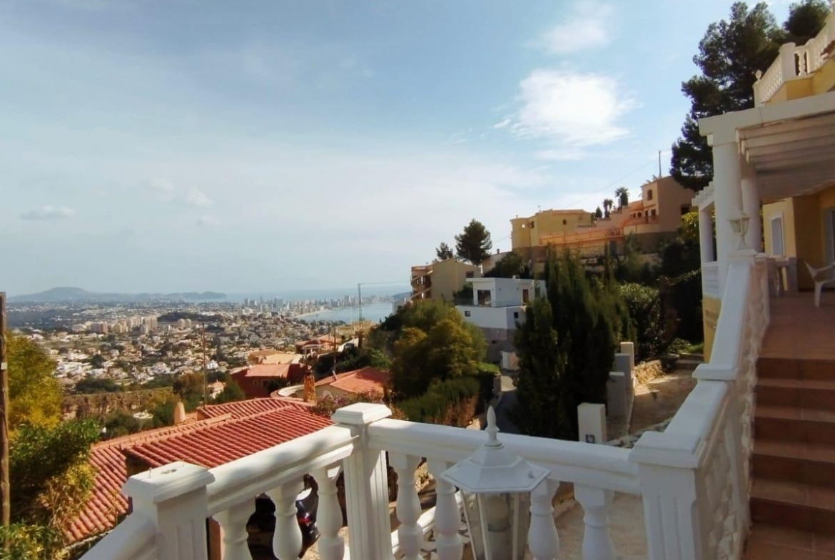 Exclusieve villa in Calpe met panoramisch uitzicht en een grote investeringsmogelijkheid