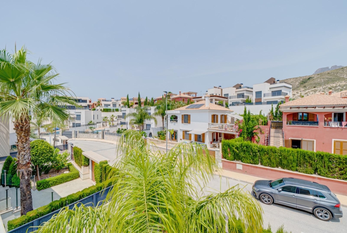 LUXURY VILLA FOR A LARGE FAMILY IN FINESTRAT