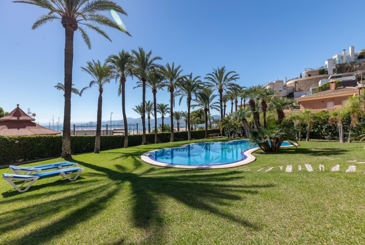 Exceptional Beachfront Villa: Luxury Steps Away from the Beach