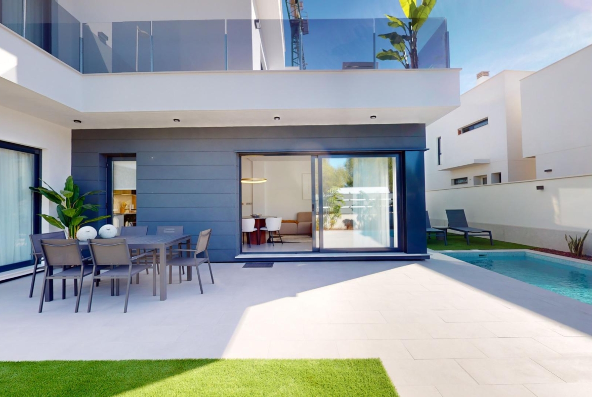 Detached modern villas placed in Roda Golf, Murcia