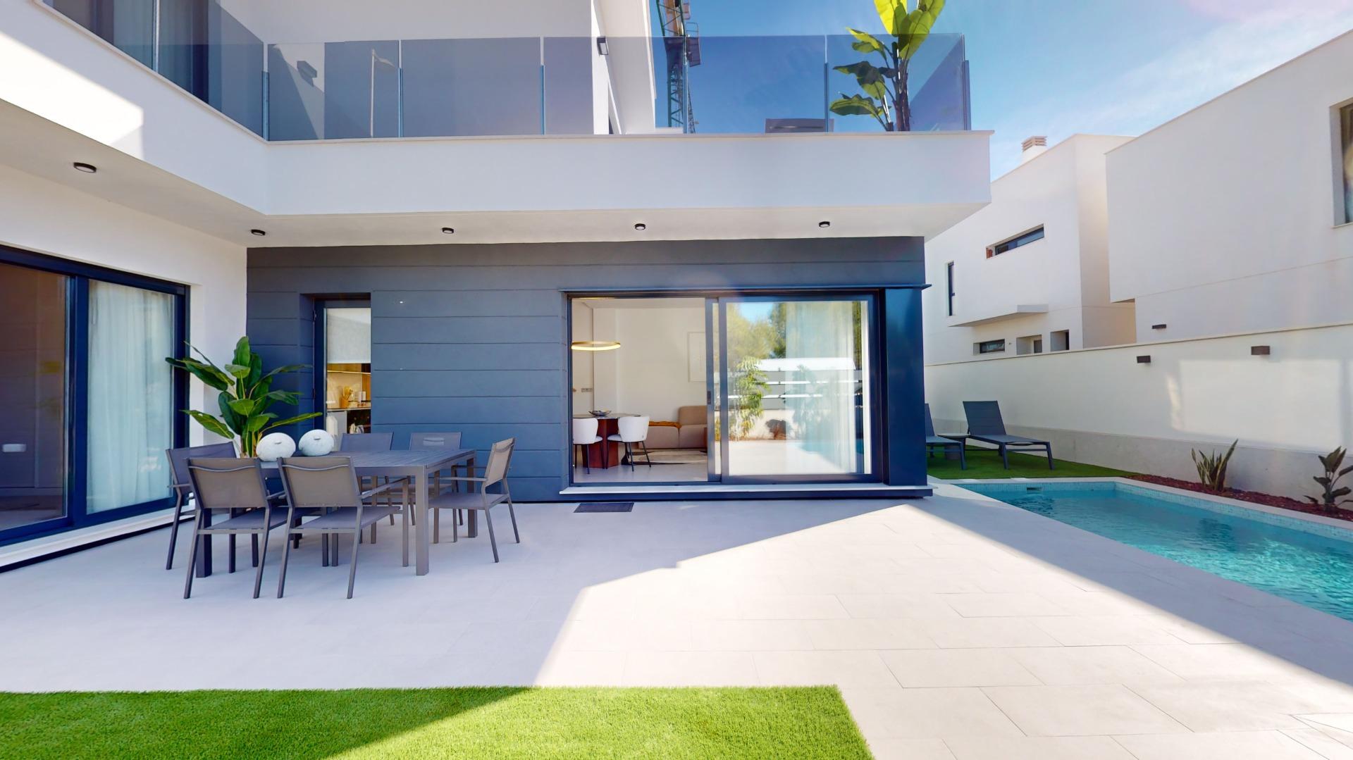2-4-92 Detached modern villas placed in Roda Golf, Murcia