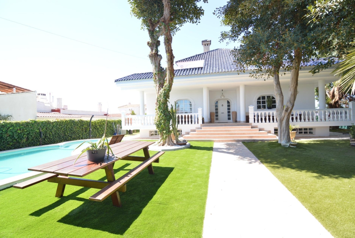 Spectacular renovated villa in urbanization Torreta Florida